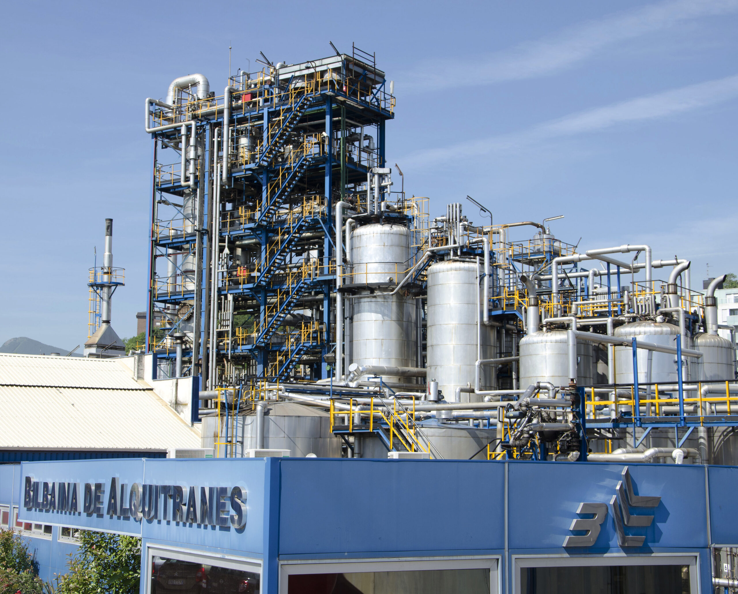 Becas Prácticas profesionales remuneradas en Bilbaína de Alquitranes con Fundación Novia Salcedo.