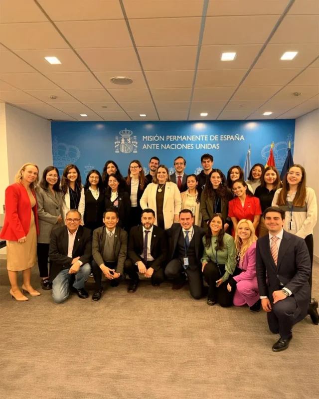 Volvemos de Nueva York llenas de esperanzas del futuro que tenemos por delante.

🌐 El pasado 16 de abril organizamos en la ciudad estadounidense el evento “Connecting Talent and Opportunities: Collaboration for Innovation” dentro del ECOSOC Youth Forum de Naciones Unidas, donde presentamos nuestro programa Reactívate.

🤝 Queremos agradecer especialmente a Ana Jimenez (Misión Permanente de España ante Naciones Unidas), David Lafuente (Injuve), Max Trejo y Alexandre Pupo (OIJ), Ronald Sorriso (Secretaria Nacional da Juventude), Norah Cárdenas (SENAJU), Eugenia Godoy (INJU), Pamela Salazar (Juventud de Bolivia), Ana Lucía Santamaría (Ministerio de Desarrollo Social) y Juan Pablo Duhalde (INJUV Chile) por compartir sus experiencias y su compromiso con la juventud.

🎙️ También a Mikel Torres, Vicelehendakari y Consejero de Ekonomia, Lana eta Enplegua del Gobierno Vasco, por su intervención y apoyo institucional, y a Nerea Arrieta (Delegación de Euskadi en EE.UU.) por su presencia.

Además, la Fundación Novia Salcedo estuvo presente mediante María Jesús Novo, Directora de Programas de Empleabilidad y Mónica Muñoz, Asistente Ejecutiva Dirección y Patronato.

🧩 Gracias a todas las personas jóvenes, delegaciones y organizaciones que nos acompañaron. La colaboración es esencial para seguir impulsando la empleabilidad juvenil y avanzar alcanzar la consecución de los ODS.

📈 Seguimos trabajando para que la juventud sea protagonista del cambio.

#ECOSOCYouthForum #Reactívate #ODS