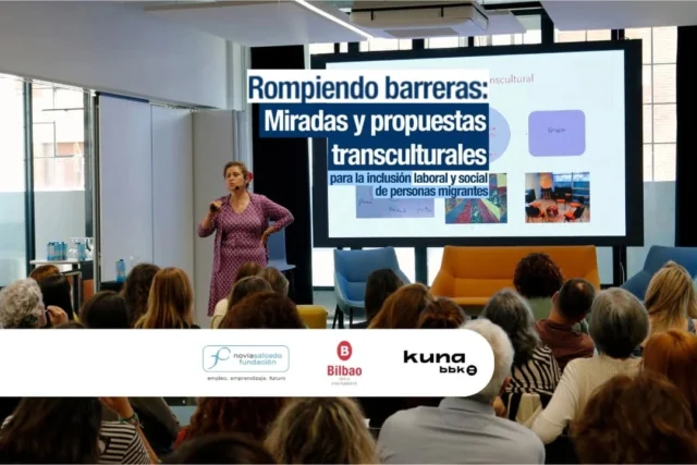 ✨ El viernes tuvimos un evento de esos que dejan huella.

"Rompiendo barreras: miradas y propuestas transcultrales para la inclusión laboral y social de personas migrantes" izan zen joan den ekainaren 6an Euskadiko hainbat kolektibo eta erakunde La Perreran bildu zituen jardunaldiaren izenburua @bilbao_udala -ren eta BBK Kunaren laguntzarekin.

🤝 En un ejercicio colectivo de conocimiento compartido y experiencias cruzadas, nos replanteamos cómo acompañamos a las personas jóvenes migrantes.

Mila esker @marierosemoro -ri, bere hitzaldian kulturaz gaindiko psikiatrian nazioarteko erreferente baten begirada eskaintzeagatik.

👏 Gracias también a @itxasoerrotetasagastagoya, concejala de Juventud y Deporte del Ayuntamiento de Bilbao, y a @txesalaespada, diputada foral de Empleo, Cohesión Social e Igualdad de la Bizkaiko Foru Aldundia / Diputación Foral de Bizkaia, por visibilizar el compromiso de las instituciones públicas.

💬 Jardunaldia ez zen posible izango Javier Canivell Fradua (@zehar_errefuxiatuekin), Elena Unzueta (@caritas_bizkaia), Begoña Gavilan Hernandez (@edefundazioa), Ibane Núñez (@penascalkoop), George Belinga (@koopsf_34), Miguel Angel Puentes (@candelaradio_bilbao), Sara Garteiz-gogeascoa (@bakuva_bilbao) eta, jakina, Ana Díaz Álvarez eta Elisa Mena gure lankideen parte-hartzerik gabe, Isabel Urbano gure zuzendariarekin batera.

Eskerrik asko a todas las personas que asististeis por formar parte de este espacio de reflexión y compromiso.