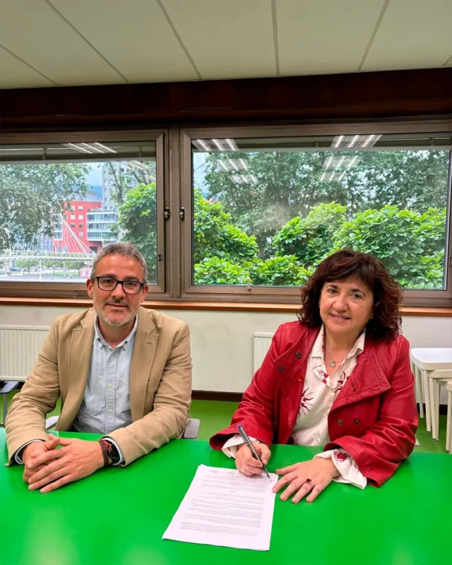 Impulsamos el talento joven digital en Euskadi con un nuevo acuerdo

En Fundación Novia Salcedo hemos firmado un convenio de colaboración con @esdenbs (Esden Business School) para llevar a cabo en Euskadi el programa "Generación Digital: Agentes del Cambio", un impulsado por la Escuela de Organización Industrial y financiado con fondos #NextGenerationEU.

🤝 Este acuerdo nace de una visión compartida:

Formar a jóvenes en competencias digitales clave.
Acompañarles en su transición al mundo laboral.
Conectar su talento con empresas que quieren transformarse.

Con esta alianza, unimos dos mundos como la educación y la empleabilidad para ofrecer una oportunidad real de crecimiento personal y profesional a quienes más lo necesitan.

🔗 Lee la noticia completa en nuestra web.

---

Gazte talentu digitala sustatzen dugu Euskadin, akordio berri batekin

Novia Salcedo Fundazioan lankidetza-hitzarmen bat sinatu dugu Esden Business Schoolekin, Euskadin "Generación Digital: Agentes del Cambio" programa aurrera eramateko. Programa hori Escuela de Organización Industrial-ak sustatzen du eta #NextGenerationEU funtsekin finantzatzen da.

🤝 Akordio hau ikuspegi partekatu batetik sortu da:

Gazteak hezitzea funtsezko gaitasun digitaletan
Lan-mundurako trantsizioan laguntzea
Eraldatu nahi duten enpresekin beren talentua konektatzea

Aliantza honekin, bi mundu batzen ditugu, hala nola hezkuntza eta enplegagarritasuna, gehien behar dutenei hazkunde pertsonal eta profesionalerako benetako aukera eskaintzeko.

🔗 Irakurri albiste osoa gure webgunean.

#TalentoJoven #AgentesDelCambio #TransformaciónDigital #EmpleabilidadJuvenil #AlianzasConSentido #NextGenEU