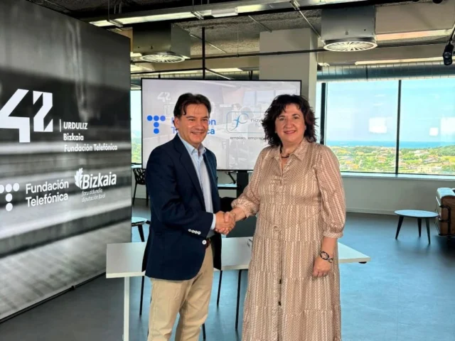 🔵 Fundación Novia Salcedo y @fundaciontef unimos fuerzas para impulsar el talento tecnológico joven en el campus @42urdulizftef.

Nuestro objetivo compartido se basa en fomentar el talento joven y digital, ofreciendo experiencias profesionales en empresas que complementen la formación del alumnado con las habilidades más demandadas en el mercado laboral actual y fomentar competencias clave para la empleabilidad.

🙌 Además, a través del Voluntariado Corporativo de Telefónica, ampliaremos el alcance a más colectivos y reforzaremos el impacto social del programa.

Desde Novia Salcedo, seguimos apostando por alianzas que transforman el futuro laboral de la juventud.

---

🔵 Novia Salcedo Fundazioa eta Telefónica Fundazioa gazteen talentu teknologikoa bultzatzeko elkarlanean ari gara 42 Urduliz Bizkaia campusean.

Gure helburu partekatua da gazte eta talentu digitala sustatzea, lan-merkatuan gehien eskatzen diren gaitasunekin ikasleen prestakuntza osatzen duten enpresetako esperientzia profesionalak eskainiz, eta enplegagarritasunerako funtsezko konpetentziak garatzea.

🙌 Telefónicaren Boluntariotza Korporatiboaren bidez, kolektibo gehiagorengana iritsi eta programaren eragin soziala handituko dugu.

Novia Salcedotik, gazteen etorkizun laboralaren eraldaketa sustatzen duten aliantzen aldeko apustua egiten jarraitzen dugu.

#TalentoJoven #42Urduliz #Empleabilidad #FundaciónNoviaSalcedo #FundaciónTelefónica #DigitalSkills #Bizkaia